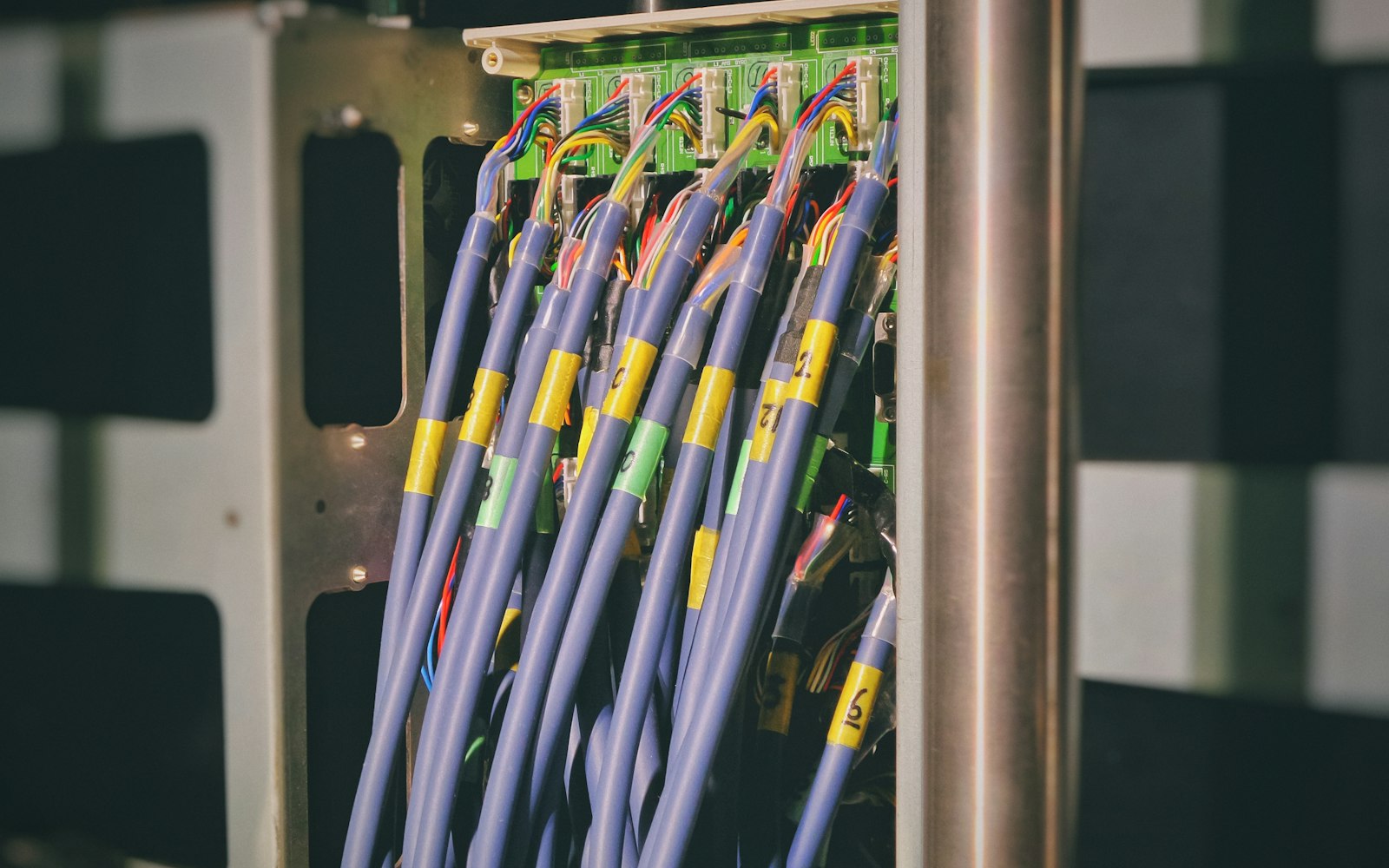 كابل شبكة موصول بمنفذ موجّه (Router)